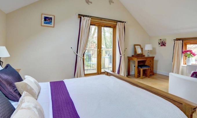 Pumpsaint House | Stunning private villa for 2 guests with WIFI, TV, patio, pets allowed, panoramic view and parking