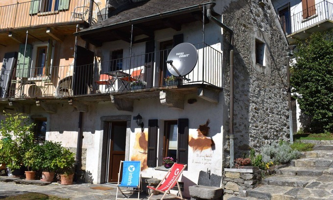Gudo House | Stunning private villa for 2 people with WIFI, TV, patio, pets allowed and parking