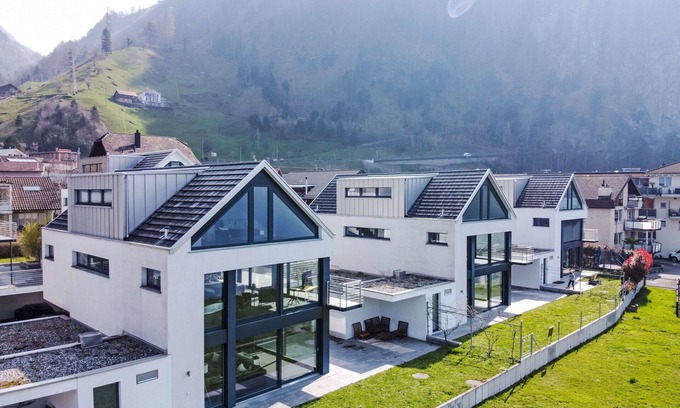 Ruetli House | Stunning private villa for 10 guests with WIFI, TV, patio, pets allowed and parking