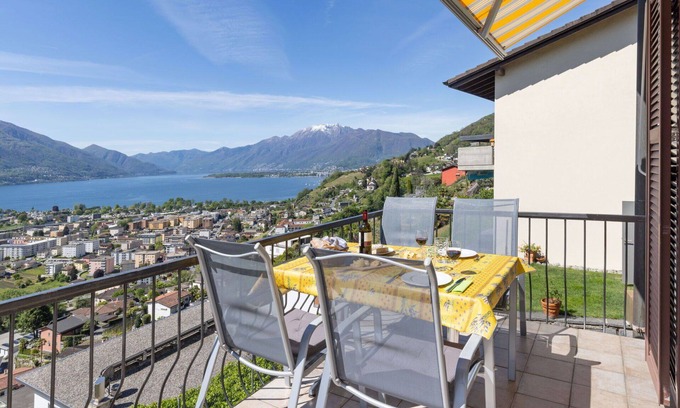 Gordola House | Stunning private villa for 4 guests with WIFI, TV, balcony, pets allowed, panoramic view and par.