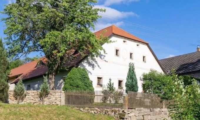 Clunek House | Stunning private villa for 8 people with WIFI, patio, pets allowed and parking