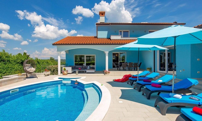 Rogocana House | Stunning private villa for 8 guests with A/C, WIFI, private pool, TV, patio and parking