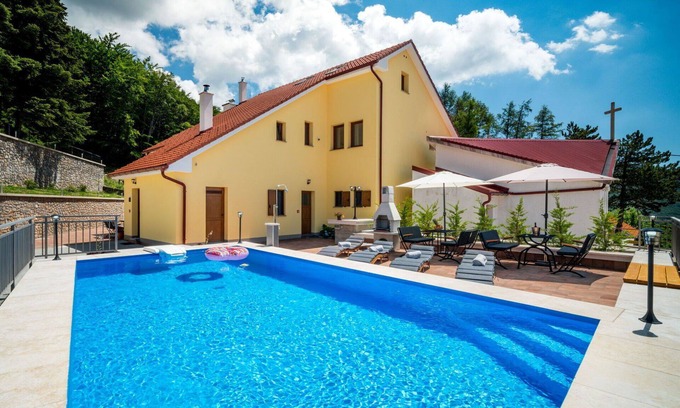 Senj House | Stunning private villa for 12 people with WIFI, private pool, TV, terrace and pets allowed