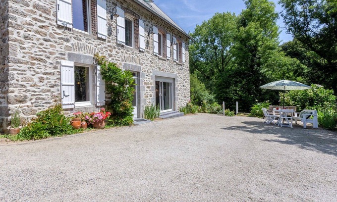 Coutances House | Stunning private villa for 6 people with WIFI, TV, terrace and parking