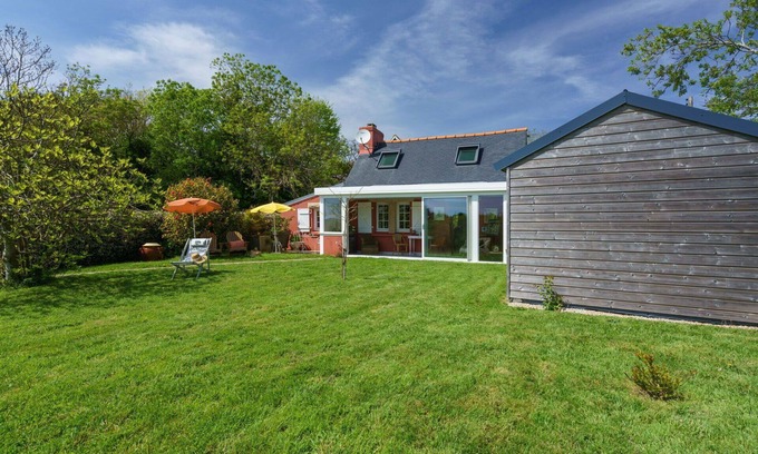 Pouldreuzic House | Stunning private villa for 2 guests with TV, terrace and parking