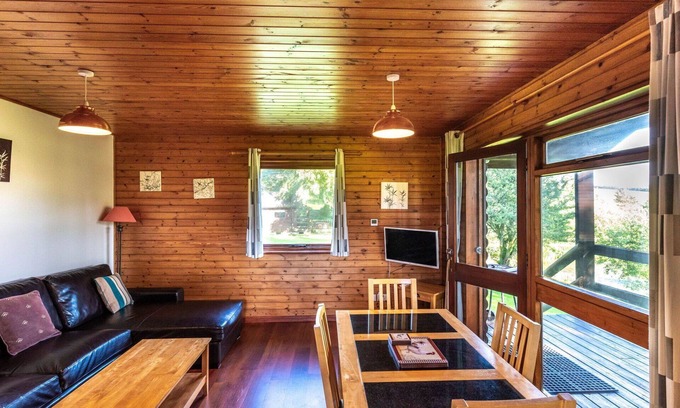 Fivelanes House | Stunning private villa with hot tub, WIFI, TV, patio, pets allowed, panoramic view and parking