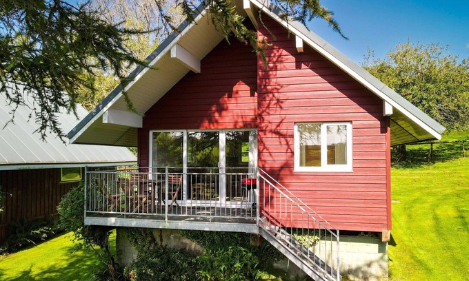 Fivelanes House | Stunning private villa for 4 people with hot tub, WIFI, TV, patio and parking