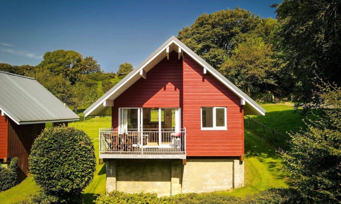 Fivelanes House | Stunning private villa for 4 guests with hot tub, WIFI, TV, patio, pets allowed and parking