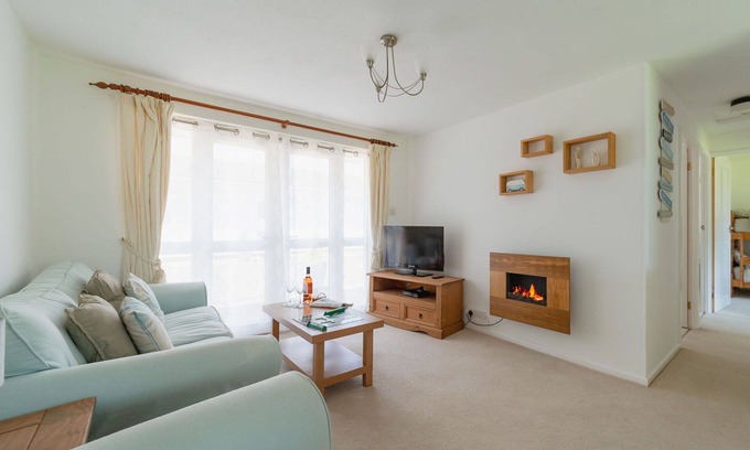 Liskeard House | Stunning private villa for 8 people with WIFI, TV and patio