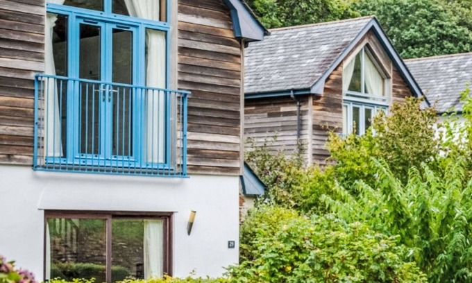 Carnon Downs House | Stunning private villa for 4 guests with WIFI, pool, TV, pets allowed and parking