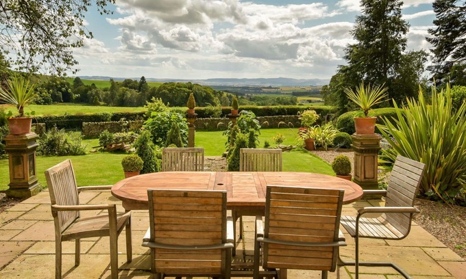Kirriemuir Villa | Stunning private villa for 10 guests with WIFI, patio, panoramic view and parking