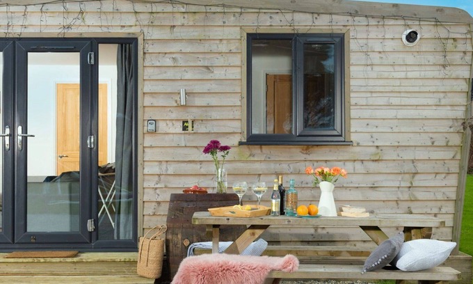 Helford Passage House | Stunning private villa for 4 people with WIFI, TV, pets allowed, panoramic view and parking