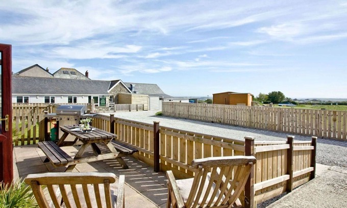 Helford Passage House | Stunning private villa for 8 people with WIFI, hot tub, TV, patio, pets allowed and parking