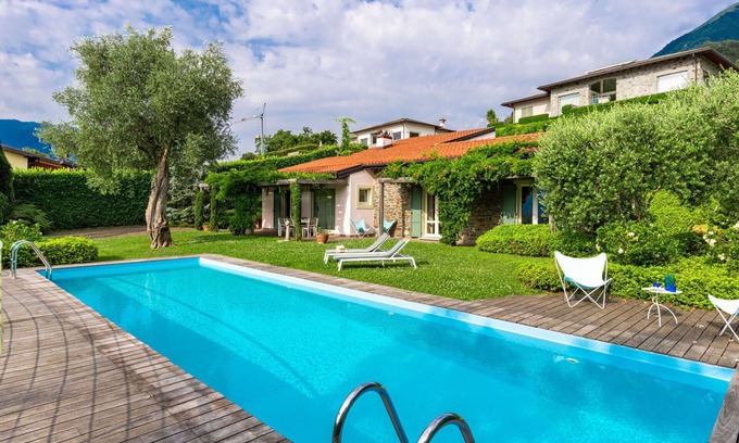 Griante Villa | Stunning private villa for 6 guests with WIFI, private pool, terrace, pets allowed and parking