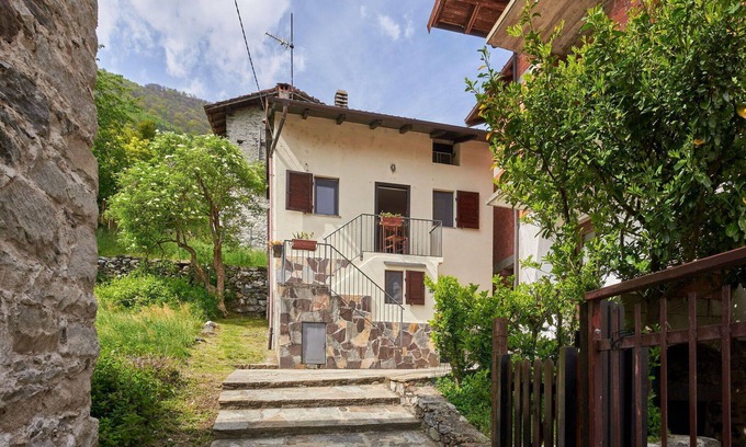 Dascio House | Stunning private villa for 3 guests with WIFI, patio, pets allowed and parking