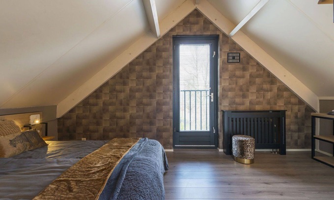 Ewijk House | Stunning private villa for 6 people with pool, hot tub, WIFI, TV, pets allowed and parking