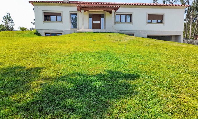 Esposende Villa | Stunning private villa for 6 people with WIFI, private pool, TV, patio, panoramic view and parking