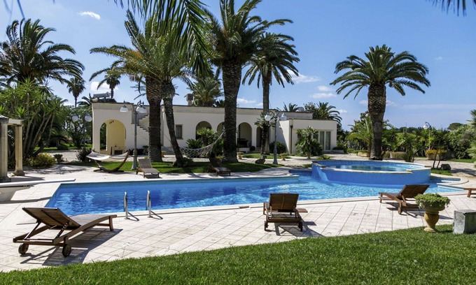 Nardo Villa | Stunning private villa with private pool, hot tub, WIFI, A/C, TV, patio, pets allowed and parking