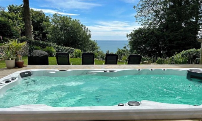 Niton House | Stunning property with sea views and swimspa