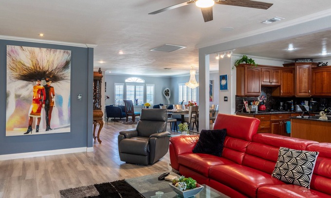 Ladera Heights House | Stunning, Quiet Pvt Luxe Home-Modern Vibe-King Bed, Jacuzzi, Fire Pit, BBQ, More