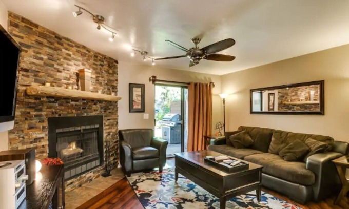 Noble Park House | STUNNING, Remodeled, 3-bdrm, 3-bath Townhouse!