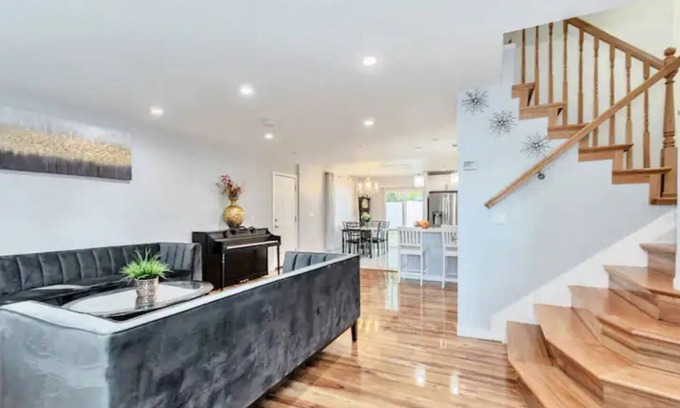 Aurora House | Stunning Remodeled w/5BR & 3BA