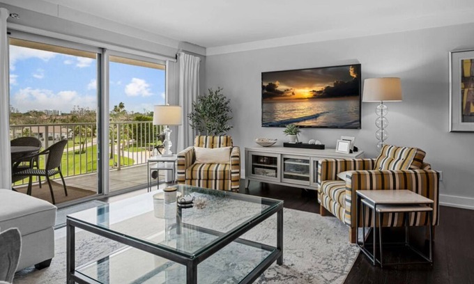 Longboat Key Condo | Stunning, resort like, Longboat Key, 2-bedroom condo on Gulf beach, near stores!