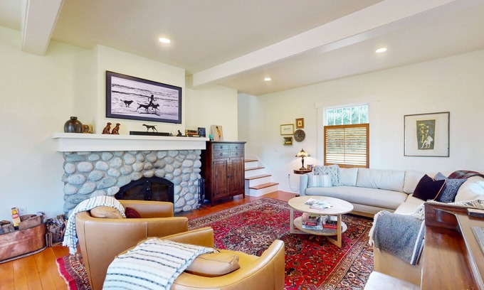 Vashon Island House | Stunning restored farmhouse with firepit, deck and loungers & gas grill