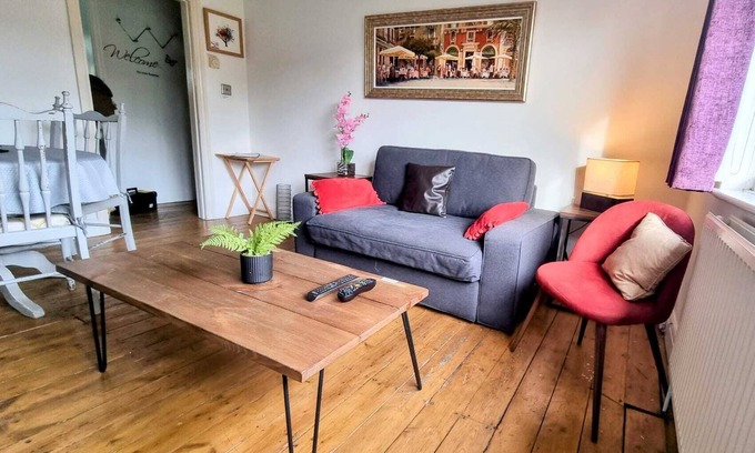 North Richmond Apartment | Stunning Richmond Apartment with garden and BBQ facilities, near shops/station