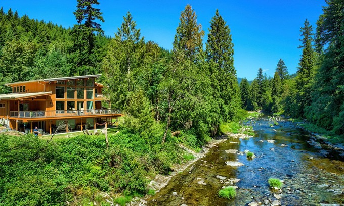 Washougal House | Stunning Riverfront Lodge Home