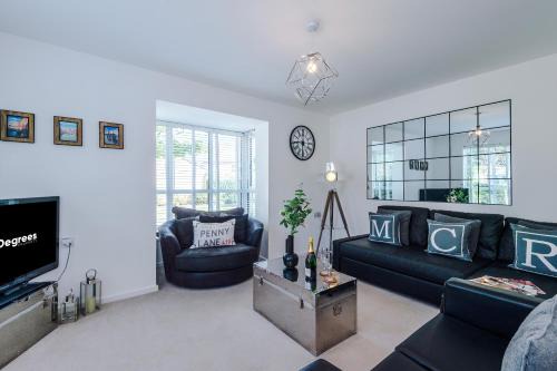 Salford Villa | Stunning Riverside 3-Bed Home by 53 Degrees Property in Manchester with Garden & FREE Parking!