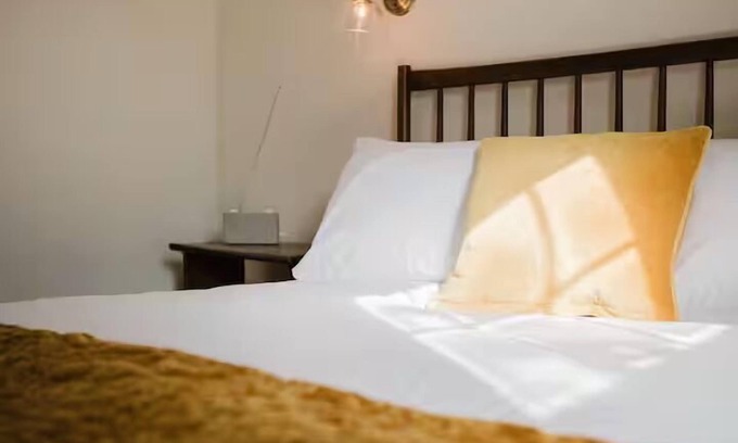 Axford Apartment | Stunning Room Above Amazing Silks Pub