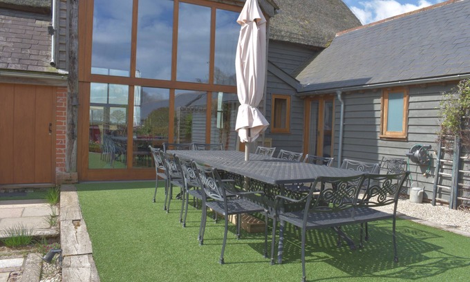 Halstead House | Stunning Rural Barn Conversion with Hot tub & pool table