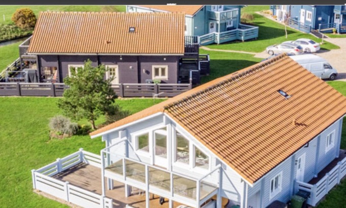 Hopton Ski Chalet | Stunning Scandi lodge on golf course with hot tub/sauna