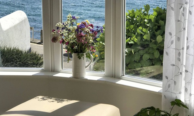 Porthleven Apartment | Stunning sea view 2 bed apartment at Porthleven - a stone's throw from the beach