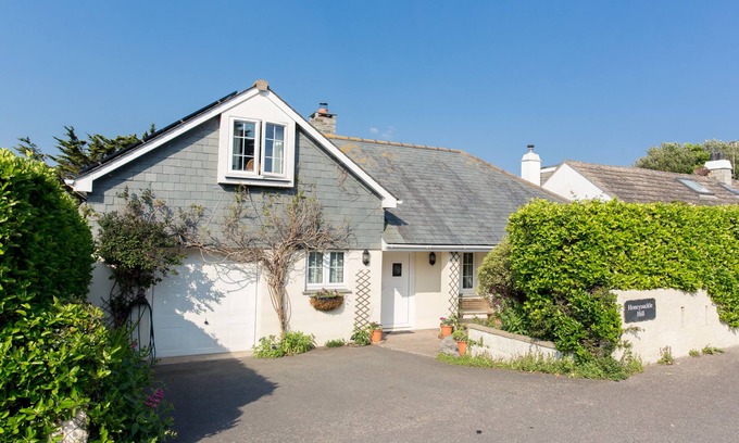 Treator Cottage | Stunning Sea View Cottage 3Min Walk to Beach, Sleeps 8, Family-Friendly Retreat!