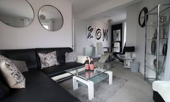Barry Apartment | Stunning sea views - Barry's Retreat by Tŷ SA