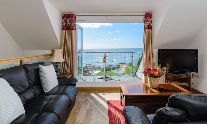 Seaton Apartment | Stunning Sea Views from this 2 Bedroom Seaside Townhouse