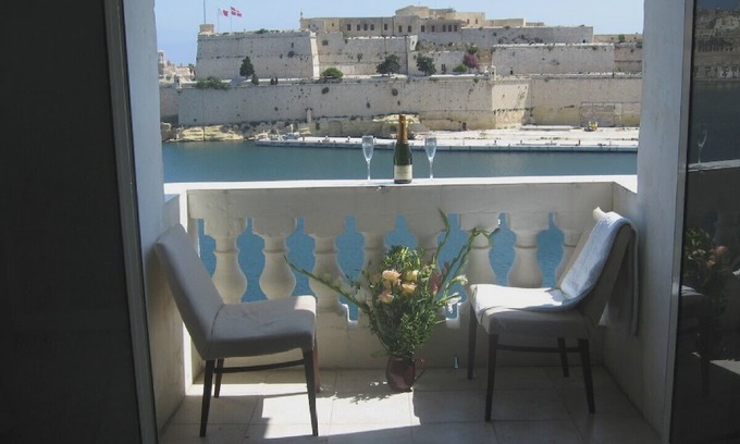 Senglea Apartment | Stunning sea views of Valletta’s historic Grand Harbour