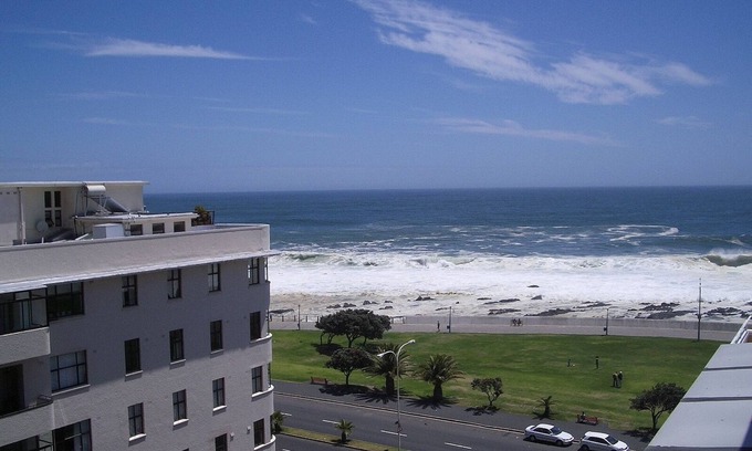 Sea Point Apartment | Stunning Sea views of the Atlantic ocean and Mountains , Close to beach ,