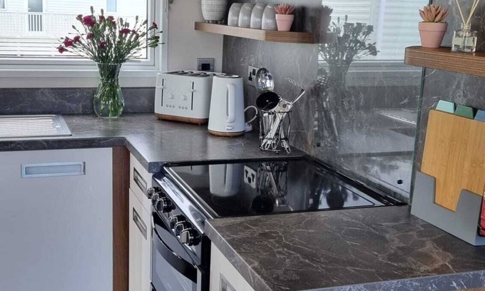 Christchurch Cabin | Stunning Seaside Lodge Nr New Forest 2 bed