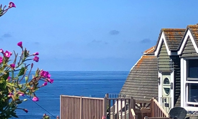 Sennen Cove Apartment | Stunning Seaside Retreat; Unbeatable Sea Views & Close to Beach