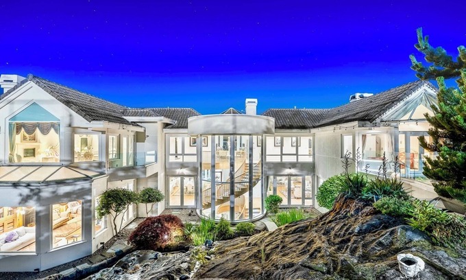 West Vancouver Villa | Stunning Seaview Mansion with Pool Hot tub Sauna