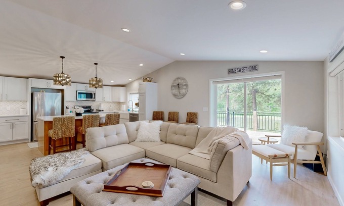 Deadwood Cabin | Stunning secluded cabin/ATV trails/Pond views/Hot tub/WiFi/Wildlife