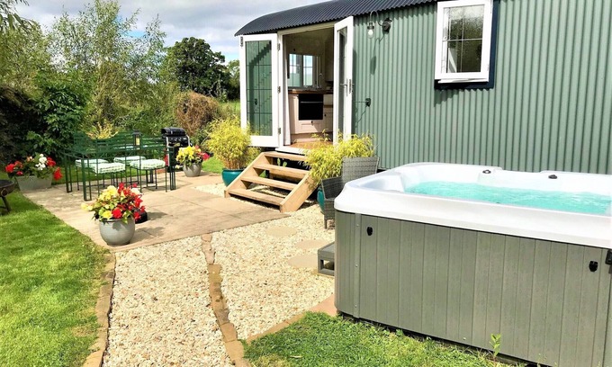 Nantwich Ski Chalet | STUNNING SHEPHERDS HUT WITH HOT TUB IN BEAUTIFUL RURAL CHESHIRE, NEAR NANTWICH