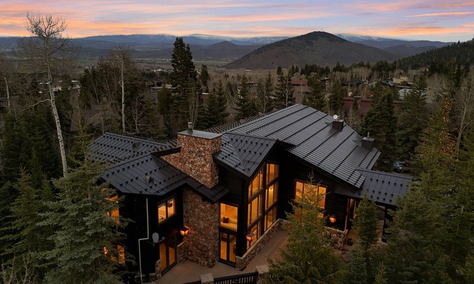 The Timbers House | Stunning Ski-In Ski-Out Luxury Lodge. Hot Tub, Theater, Game Room, Sleeps 12 in Secluded Pines