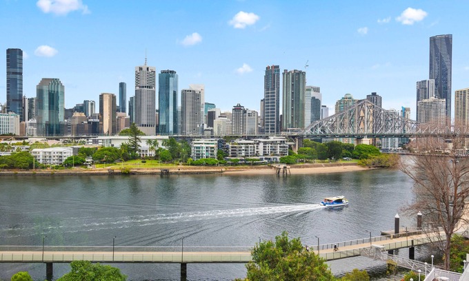 New Farm Apartment | Stunning! Skyline City, Water + Story Bridge Views