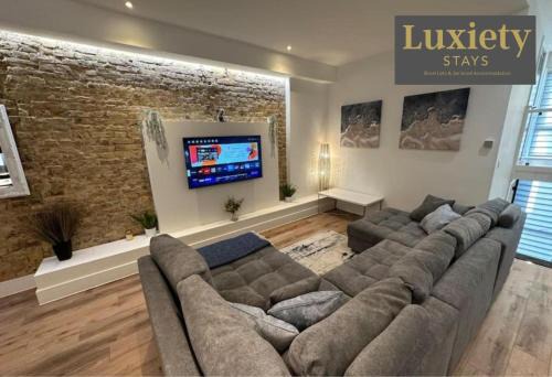 Westcliff-on-Sea Apartment | Stunning & Sleek 2BR Excellent Location Nr Cliffs Pavillion by Luxiety Stays