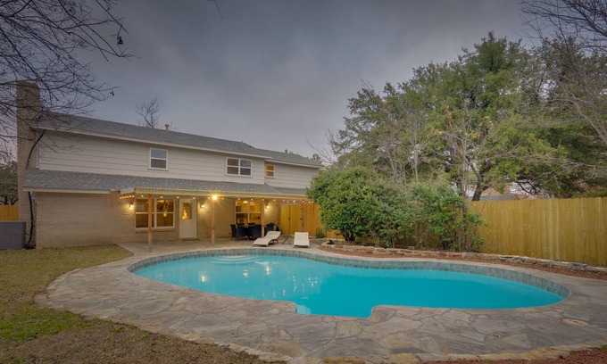 Dallas House | STUNNING Spacious Bright Pearl Home with a Pool