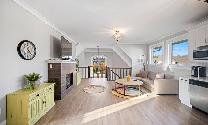 Langley House | Stunning Spacious Coach Home Minutes to Downtown Langley